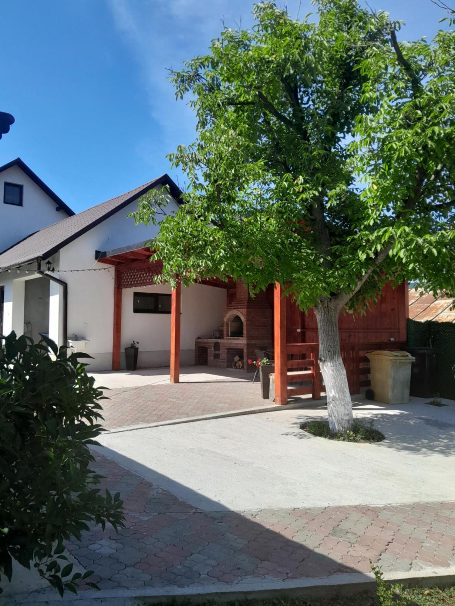 Casa Bianca Oncesti Pensionat Exteriör bild